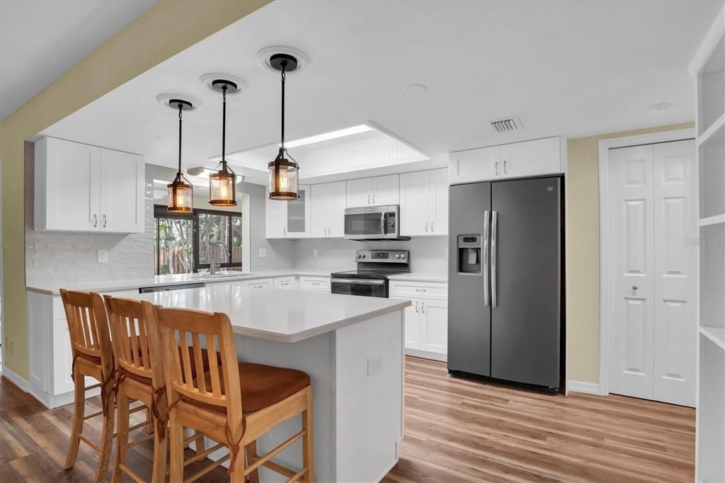 Breakfast Bar and Kitchen