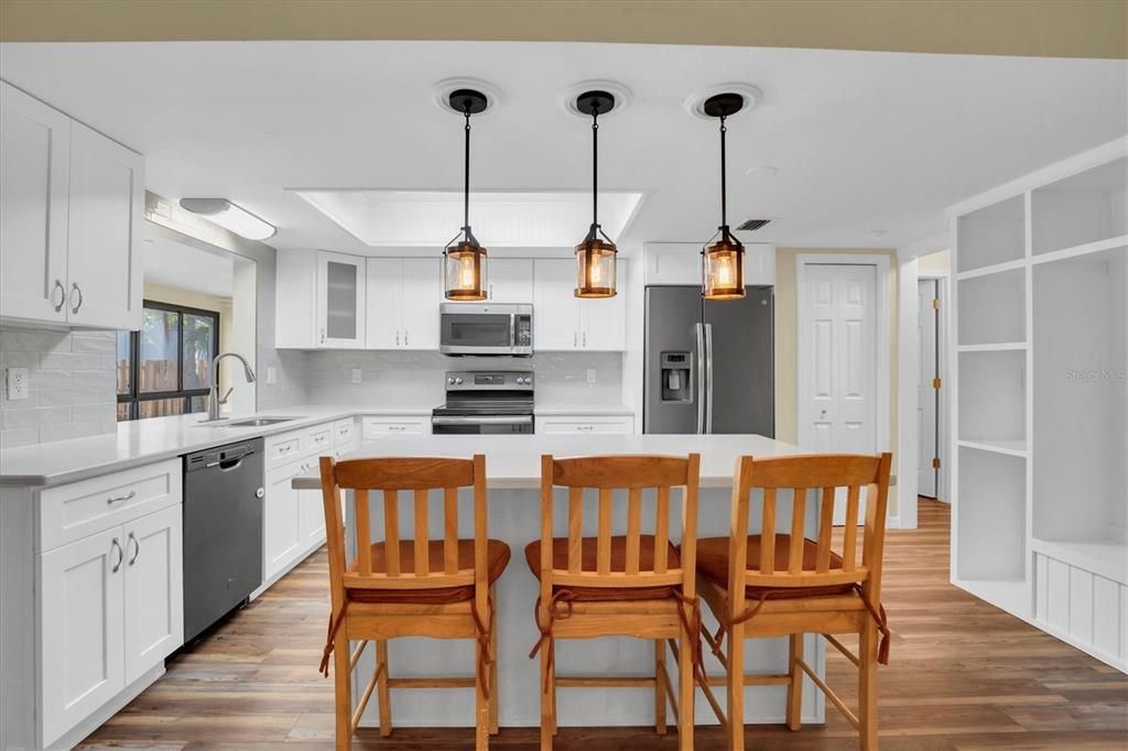 Breakfast Bar and Kitchen