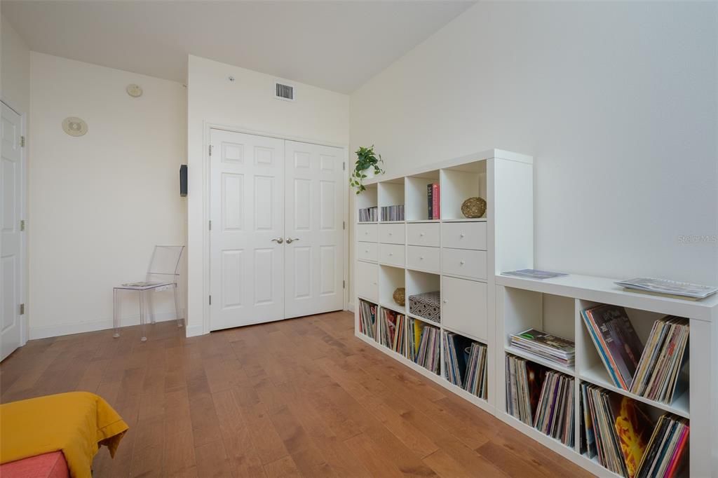 For Sale: $719,500 (2 beds, 1 baths, 970 Square Feet)