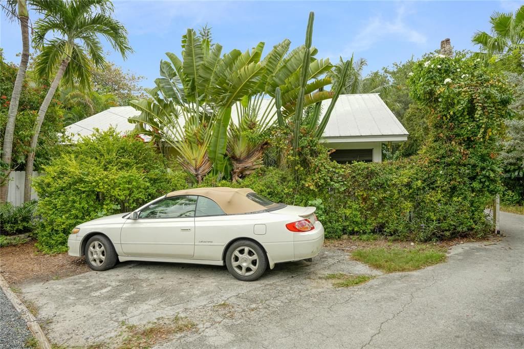 For Sale: $1,350,000 (2 beds, 1 baths, 974 Square Feet)