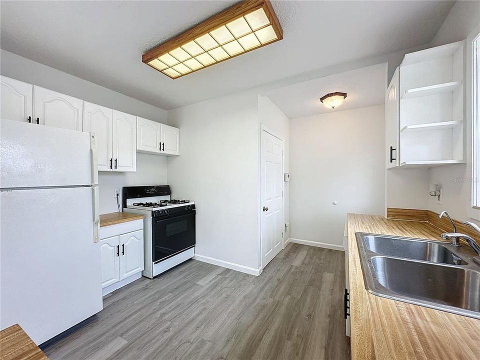 For Sale: $279,000 (3 beds, 1 baths, 1096 Square Feet)