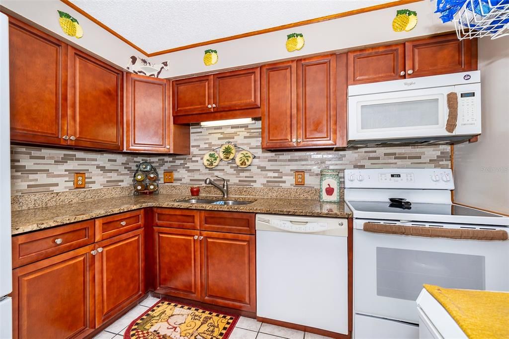 For Sale: $275,000 (2 beds, 2 baths, 984 Square Feet)