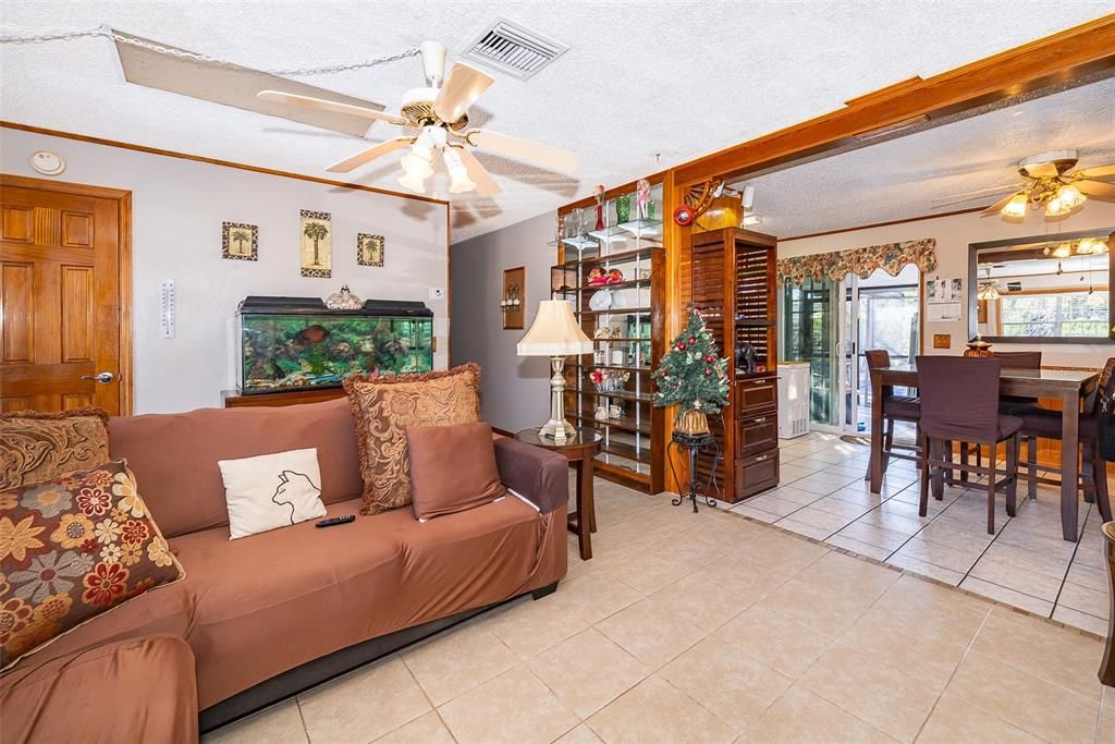 For Sale: $275,000 (2 beds, 2 baths, 984 Square Feet)