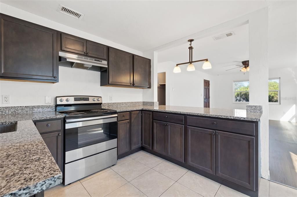 For Sale: $340,000 (2 beds, 1 baths, 804 Square Feet)