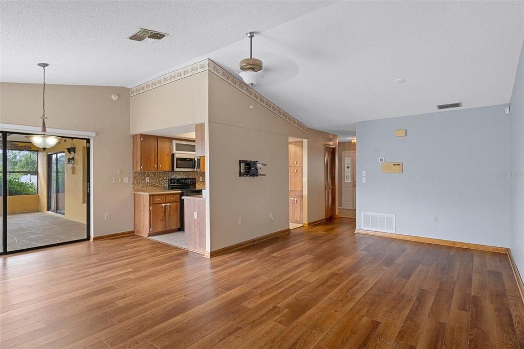 For Sale: $349,900 (3 beds, 2 baths, 1774 Square Feet)