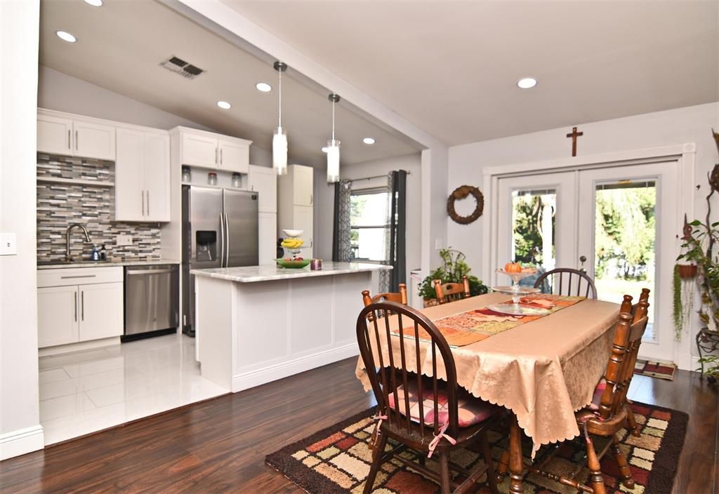 For Sale: $365,000 (3 beds, 2 baths, 1324 Square Feet)