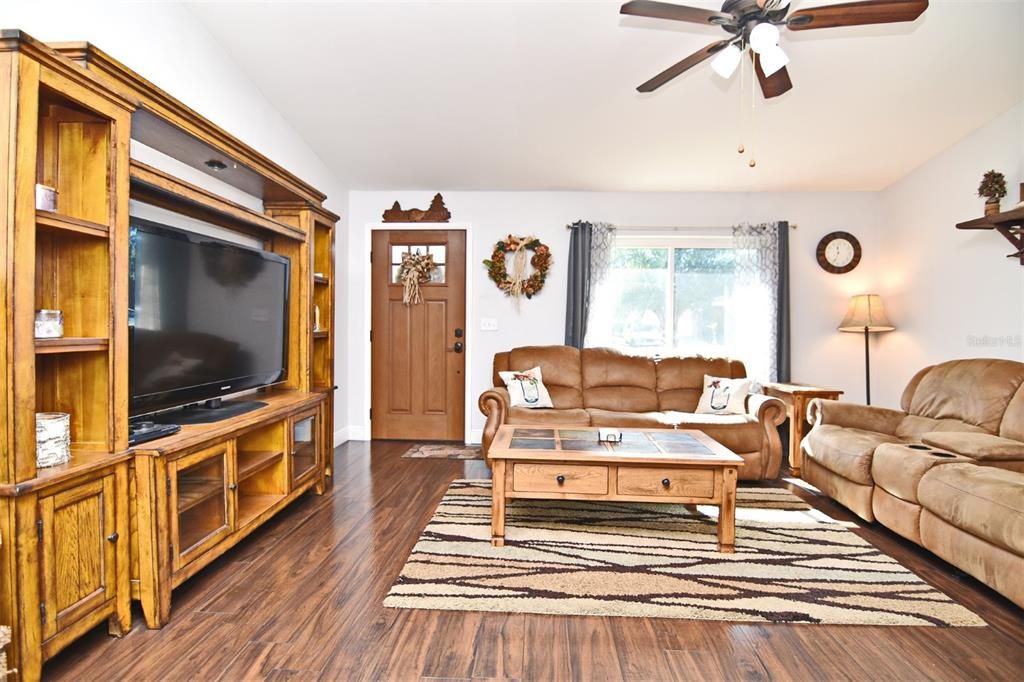 For Sale: $365,000 (3 beds, 2 baths, 1324 Square Feet)