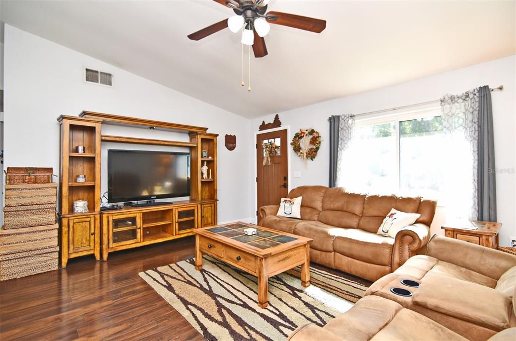 For Sale: $365,000 (3 beds, 2 baths, 1324 Square Feet)