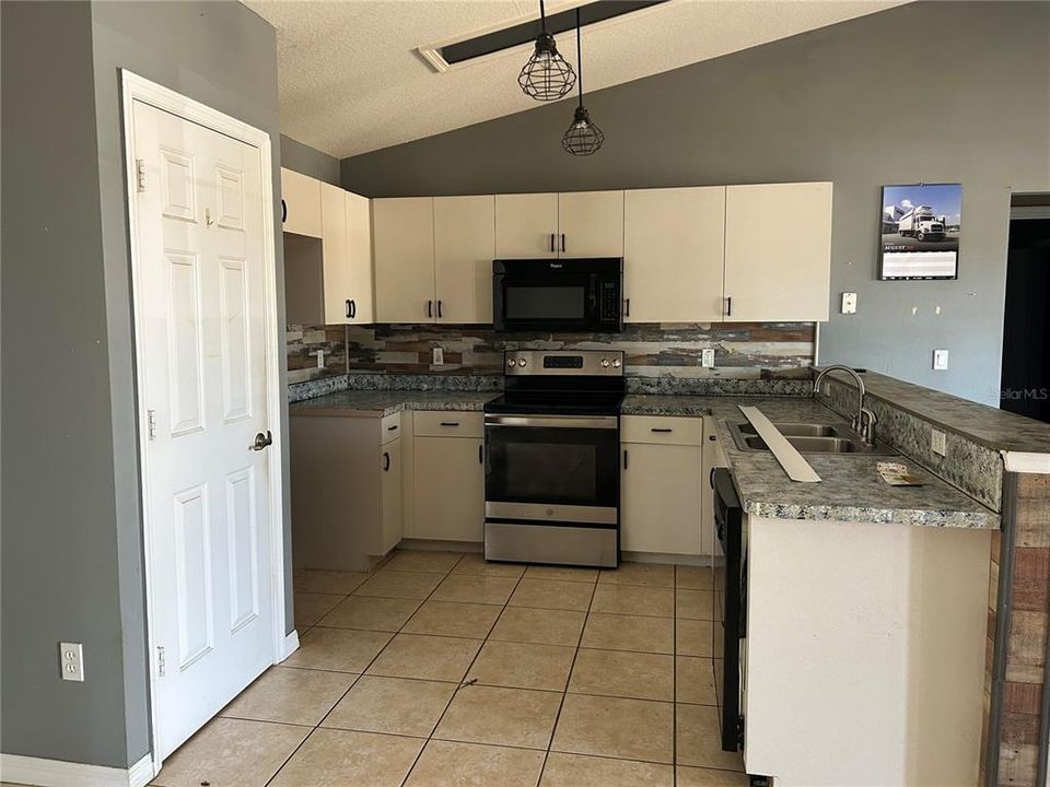 For Sale: $224,500 (3 beds, 2 baths, 1392 Square Feet)