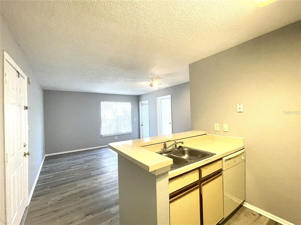 For Sale: $118,000 (1 beds, 1 baths, 618 Square Feet)