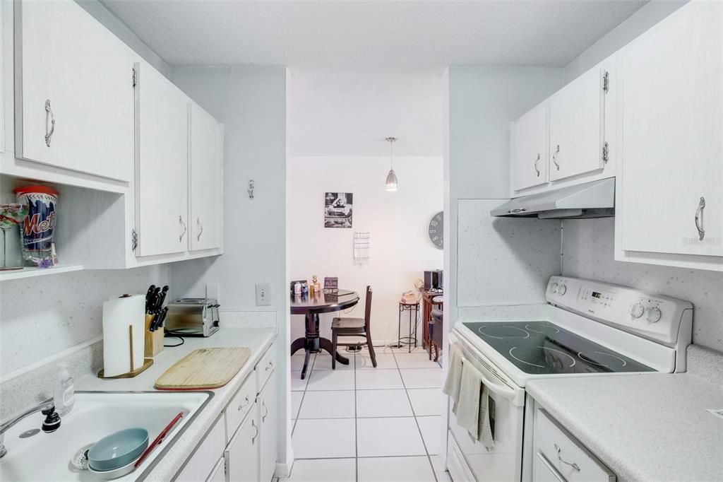 For Sale: $79,900 (1 beds, 1 baths, 608 Square Feet)