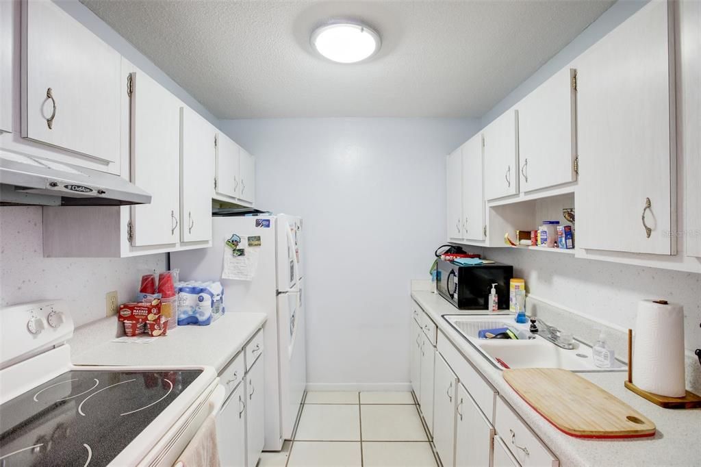 For Sale: $79,900 (1 beds, 1 baths, 608 Square Feet)