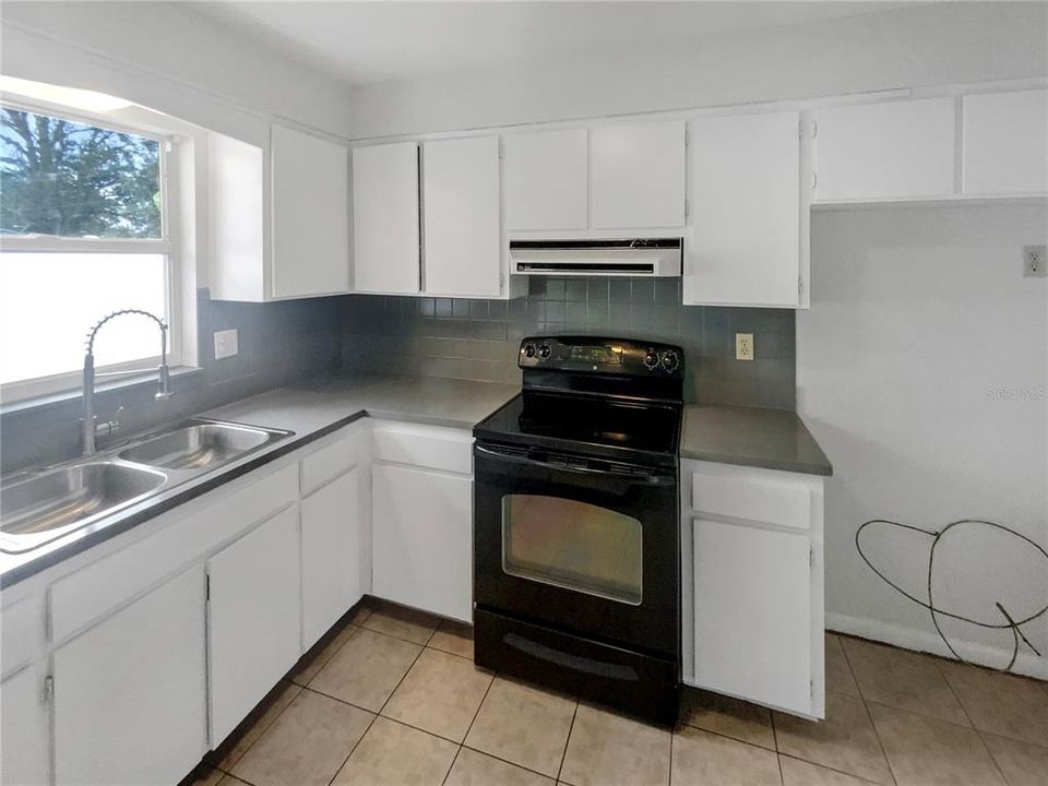 For Sale: $282,000 (3 beds, 2 baths, 1391 Square Feet)