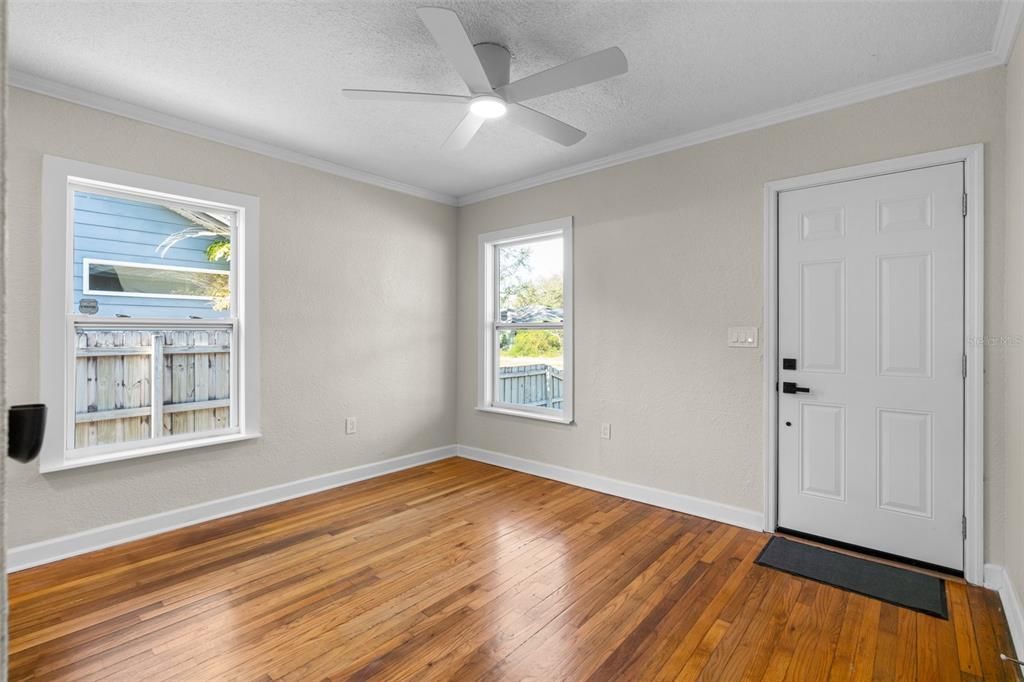 For Sale: $299,000 (2 beds, 1 baths, 650 Square Feet)