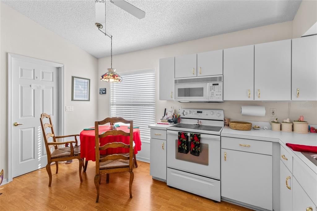 Kitchen/Breakfast Area