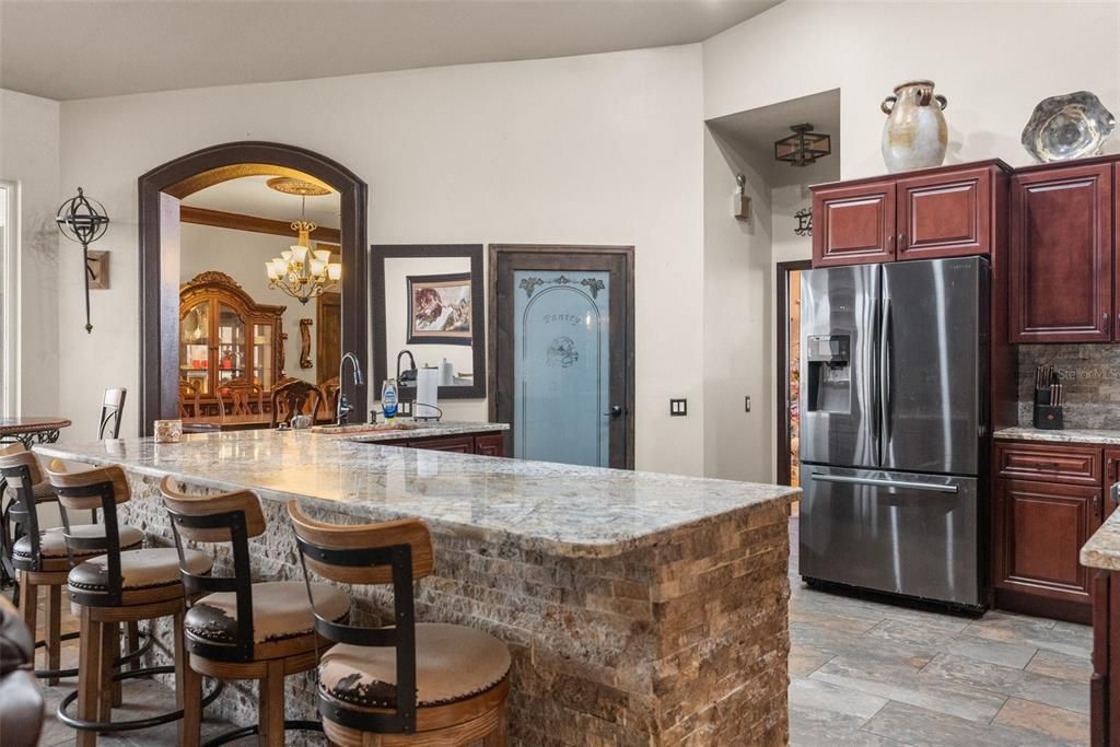 Large granite breakfast bar for entertiaining!