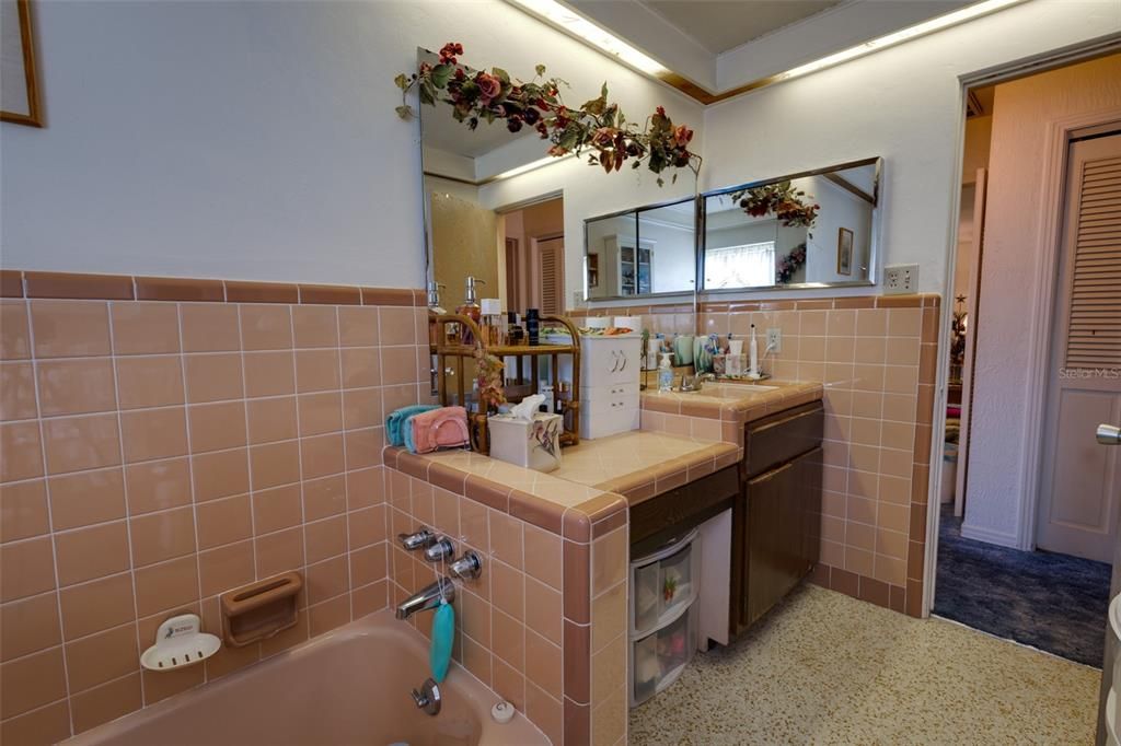 For Sale: $319,900 (2 beds, 2 baths, 1682 Square Feet)