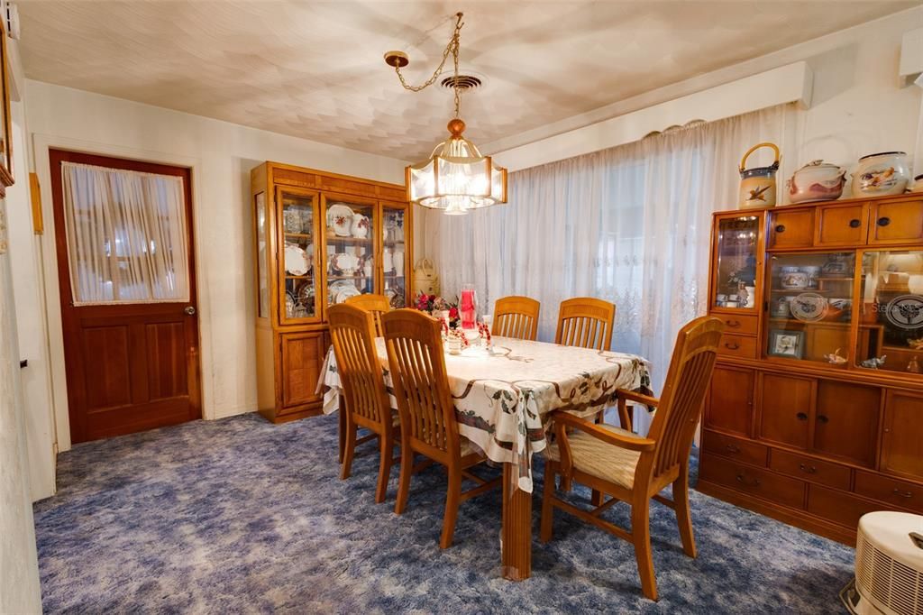 For Sale: $319,900 (2 beds, 2 baths, 1682 Square Feet)