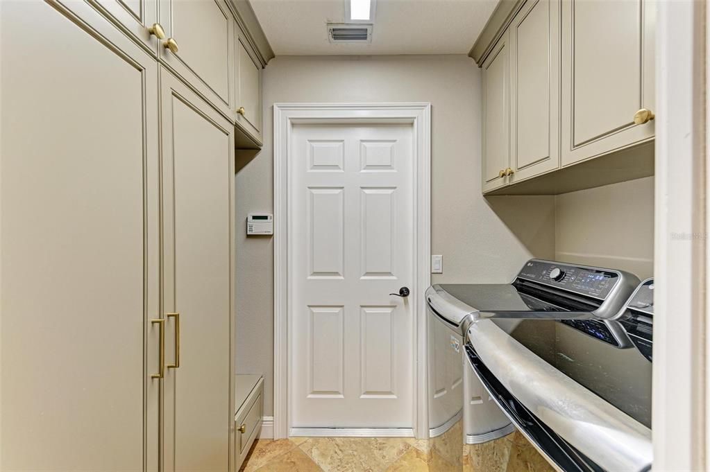 Laundry roomw ith custom cabinetry