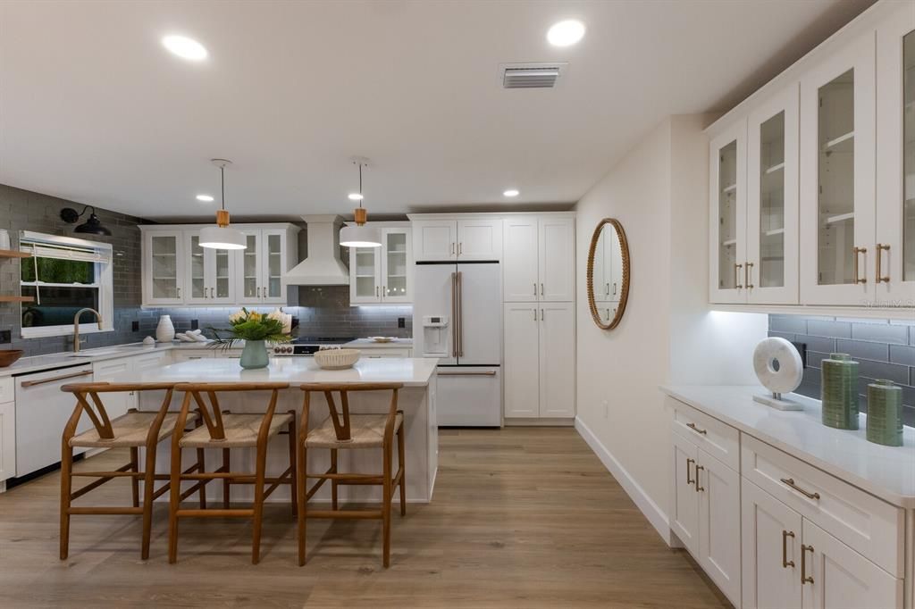 Under and over cabinet lighting in the kitchen