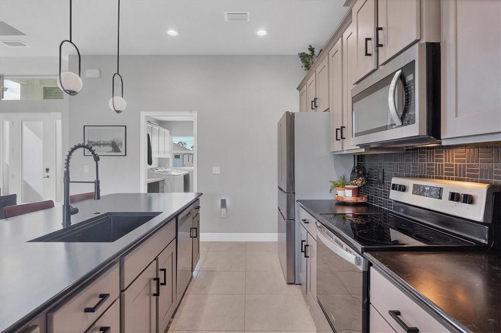 KITCHEN/PORCELAIN TILE