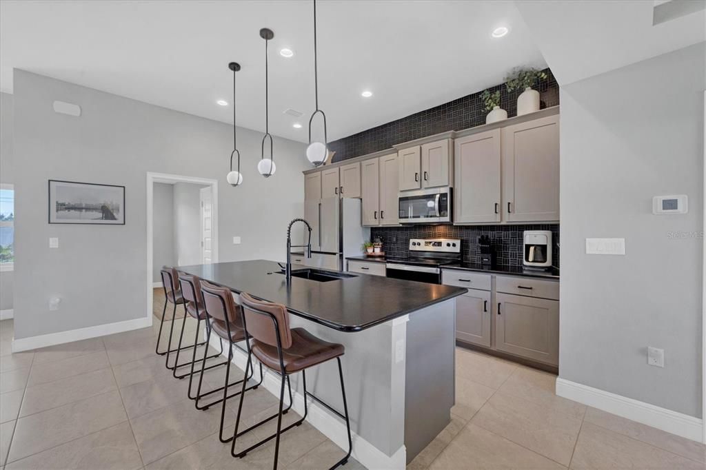 KITCHEN/PORCELAIN TILE