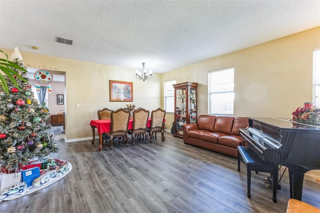 For Sale: $449,900 (3 beds, 2 baths, 2924 Square Feet)