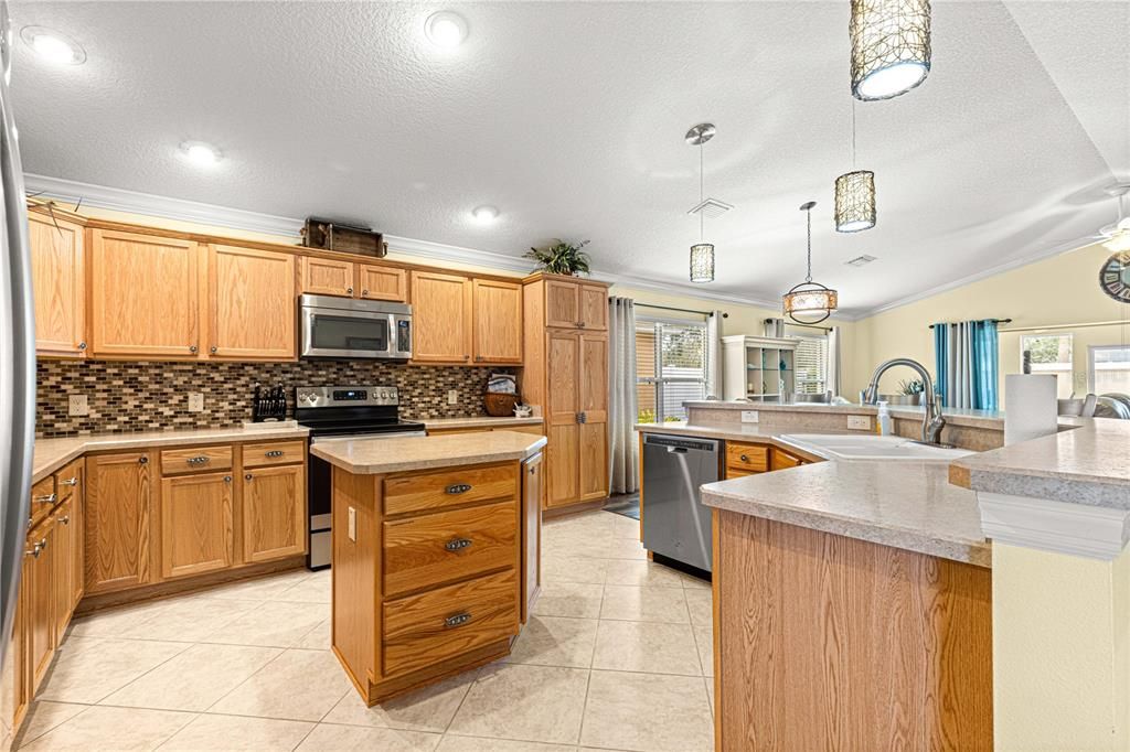 OPEN STYLE KITCHEN W/ ISLAND