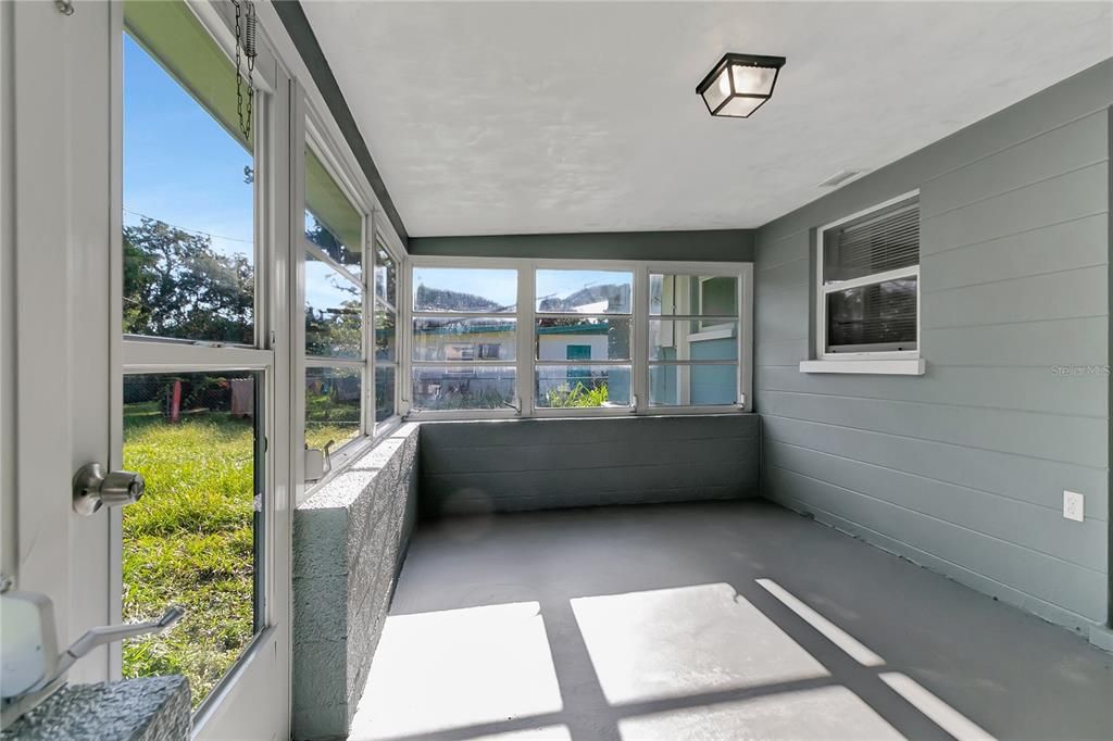 For Sale: $289,500 (3 beds, 2 baths, 1141 Square Feet)