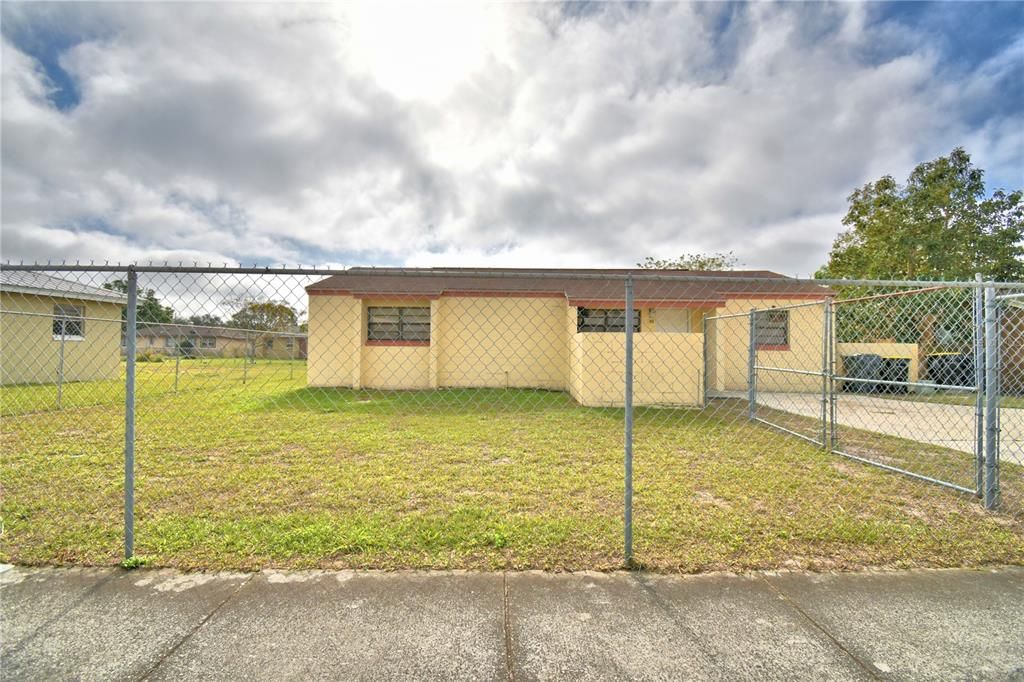 Active With Contract: $160,000 (3 beds, 1 baths, 1016 Square Feet)