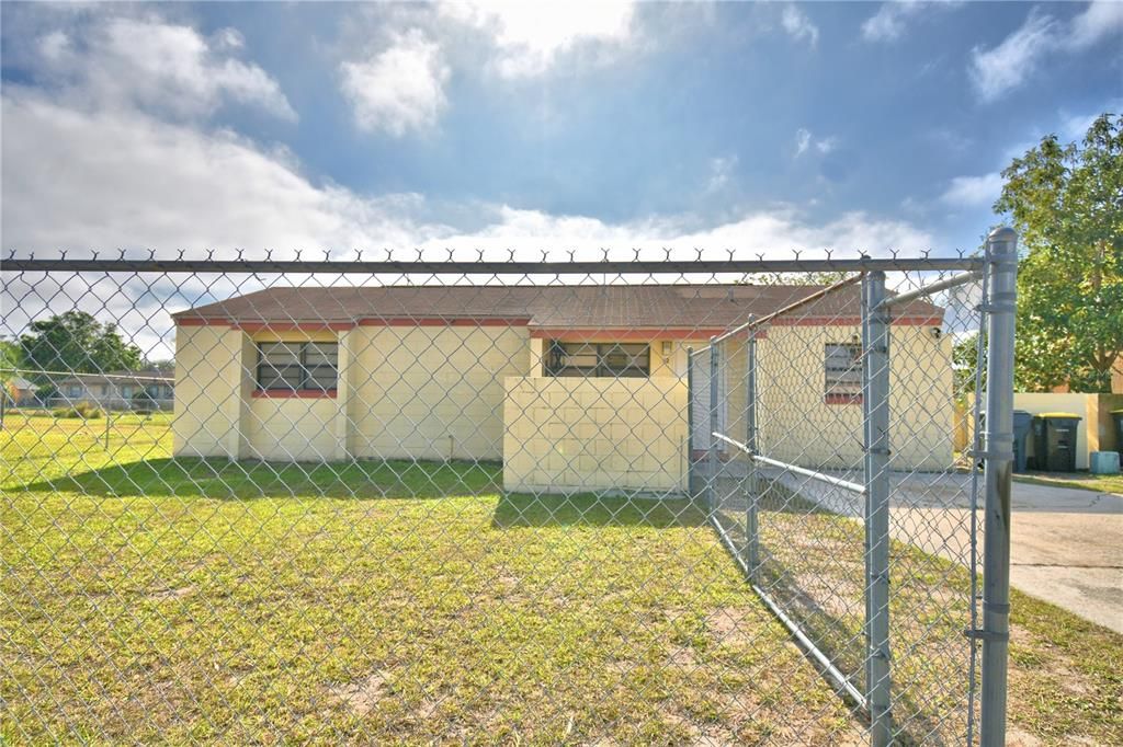 Active With Contract: $160,000 (3 beds, 1 baths, 1016 Square Feet)