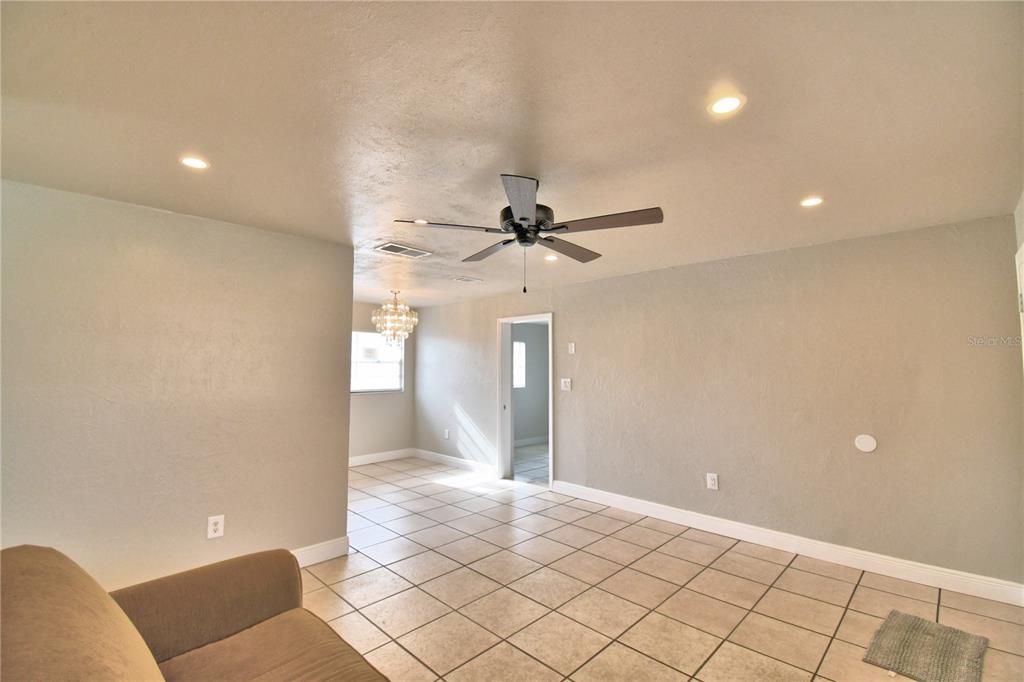 Active With Contract: $160,000 (3 beds, 1 baths, 1016 Square Feet)