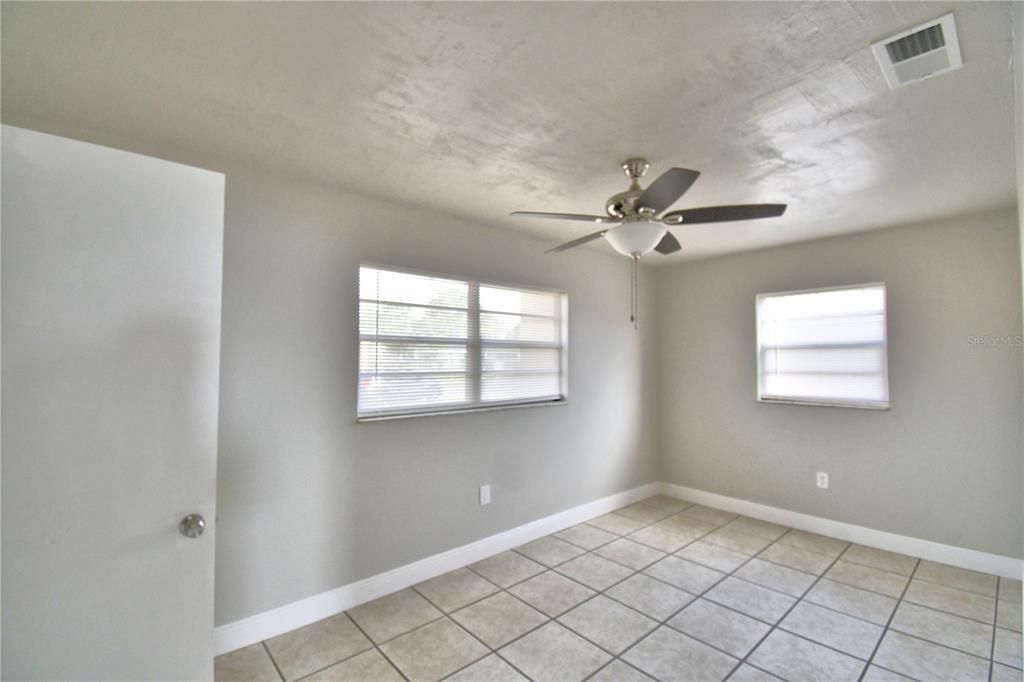 Active With Contract: $160,000 (3 beds, 1 baths, 1016 Square Feet)