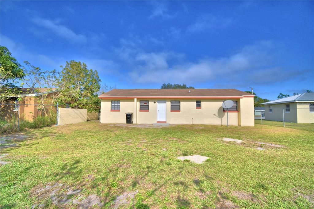 Active With Contract: $160,000 (3 beds, 1 baths, 1016 Square Feet)