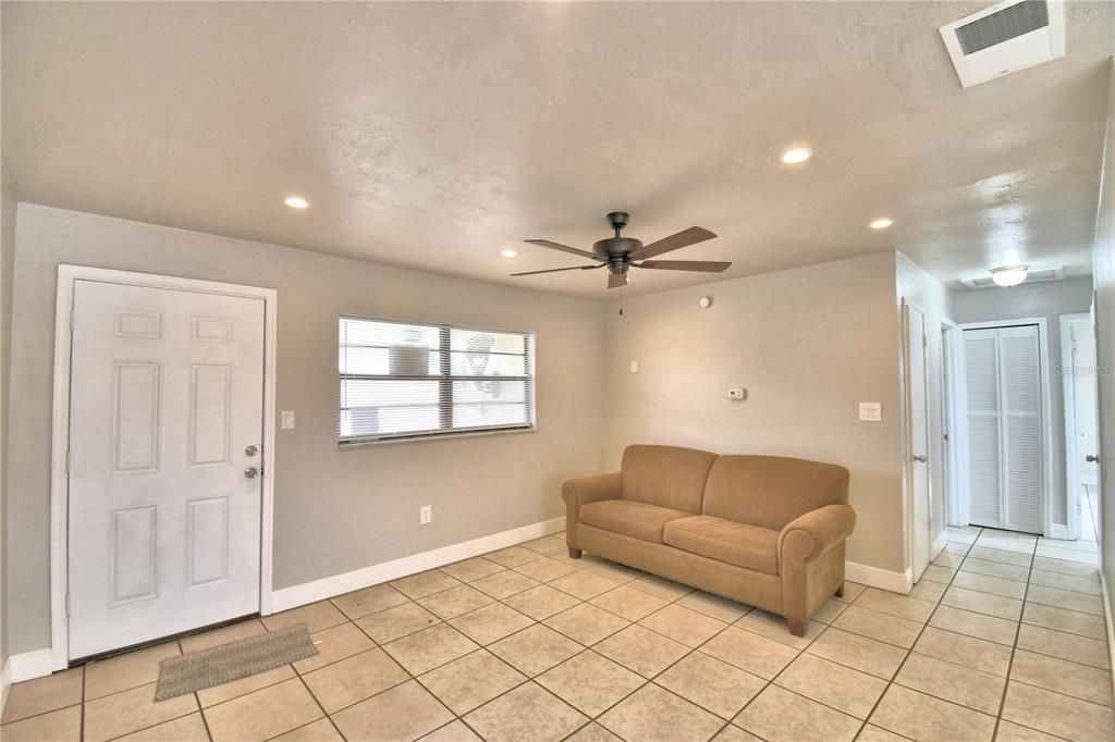 Active With Contract: $160,000 (3 beds, 1 baths, 1016 Square Feet)