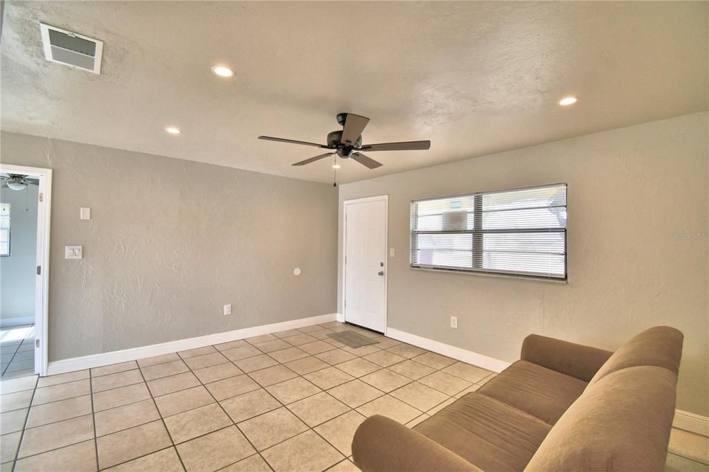 Active With Contract: $160,000 (3 beds, 1 baths, 1016 Square Feet)