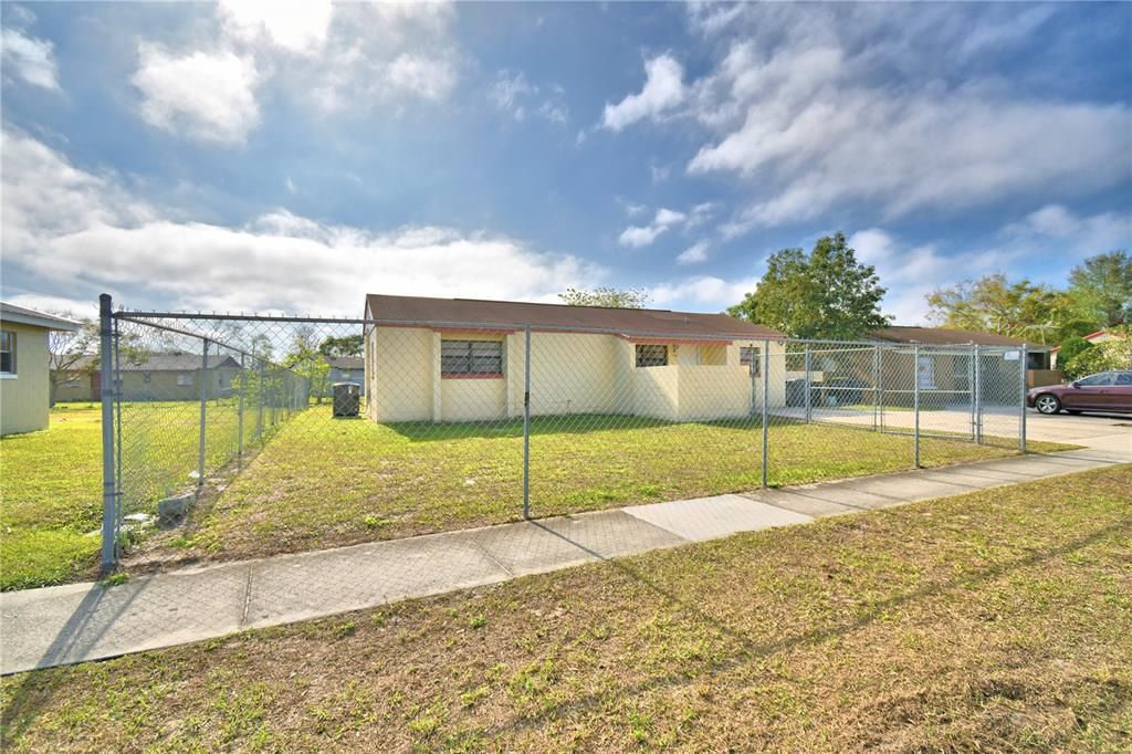 Active With Contract: $160,000 (3 beds, 1 baths, 1016 Square Feet)