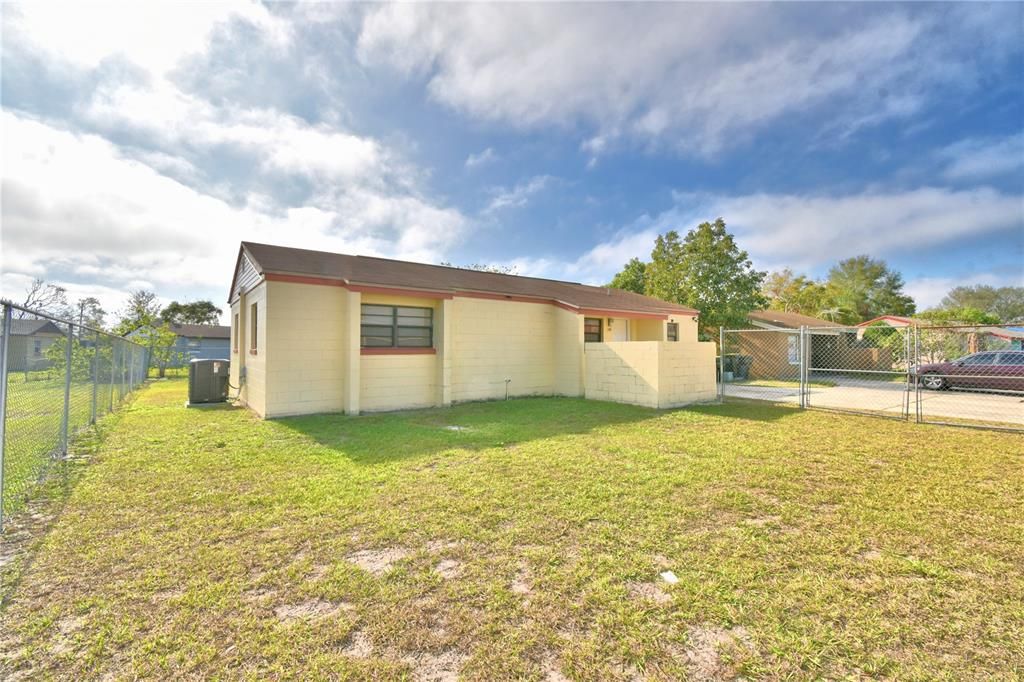 Active With Contract: $160,000 (3 beds, 1 baths, 1016 Square Feet)