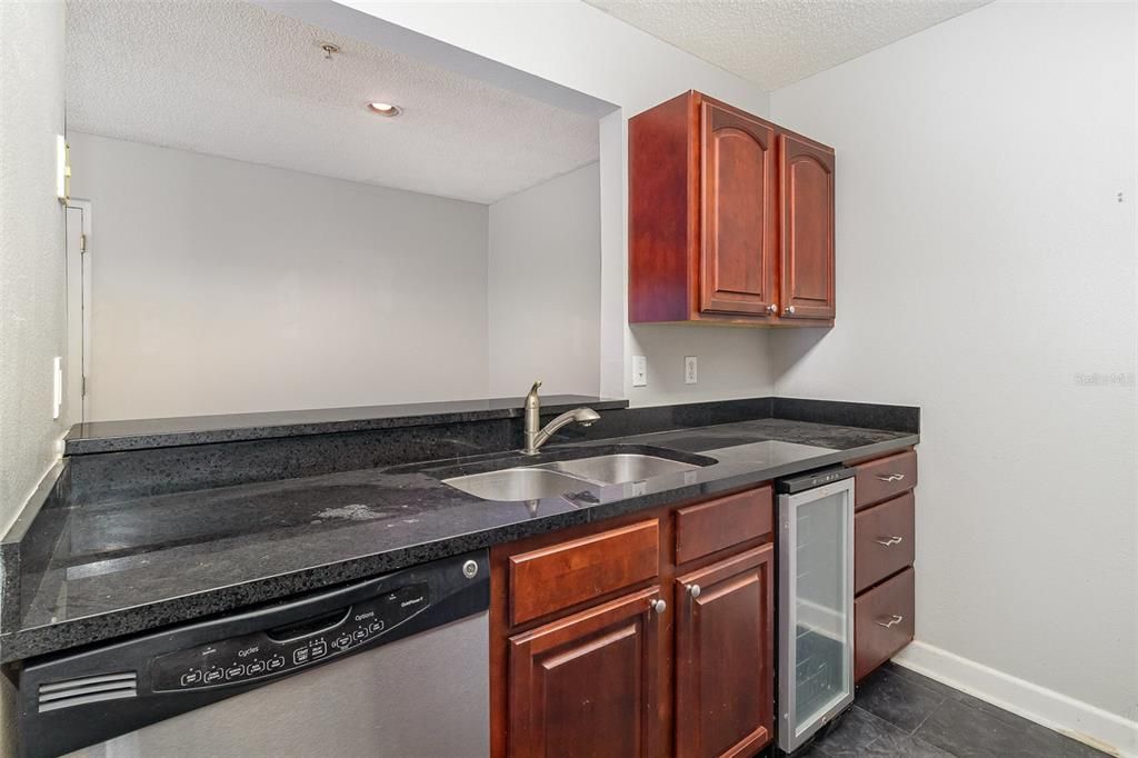 For Sale: $169,900 (1 beds, 1 baths, 830 Square Feet)