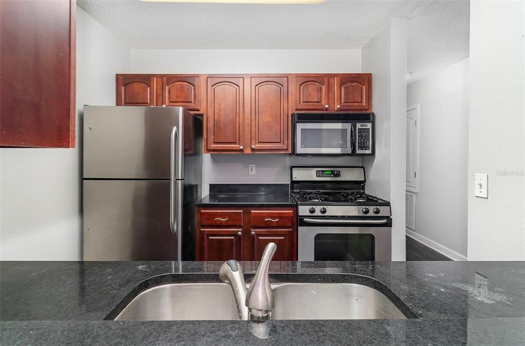 For Sale: $169,900 (1 beds, 1 baths, 830 Square Feet)