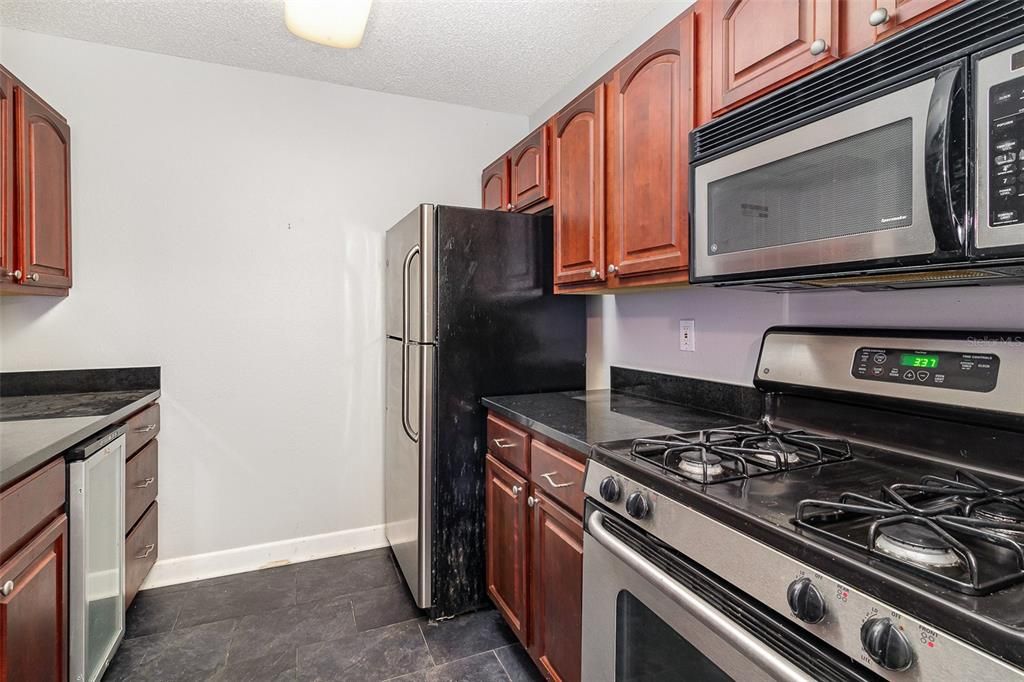 For Sale: $169,900 (1 beds, 1 baths, 830 Square Feet)