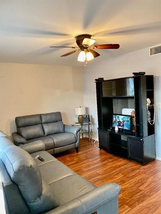 For Sale: $89,700 (1 beds, 1 baths, 585 Square Feet)