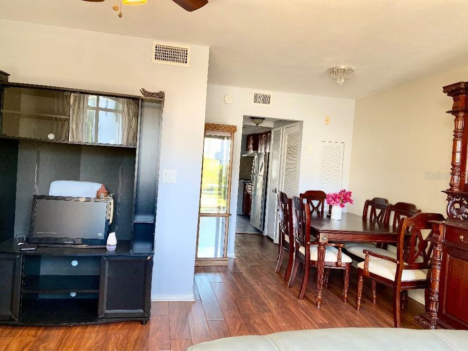 For Sale: $89,700 (1 beds, 1 baths, 585 Square Feet)