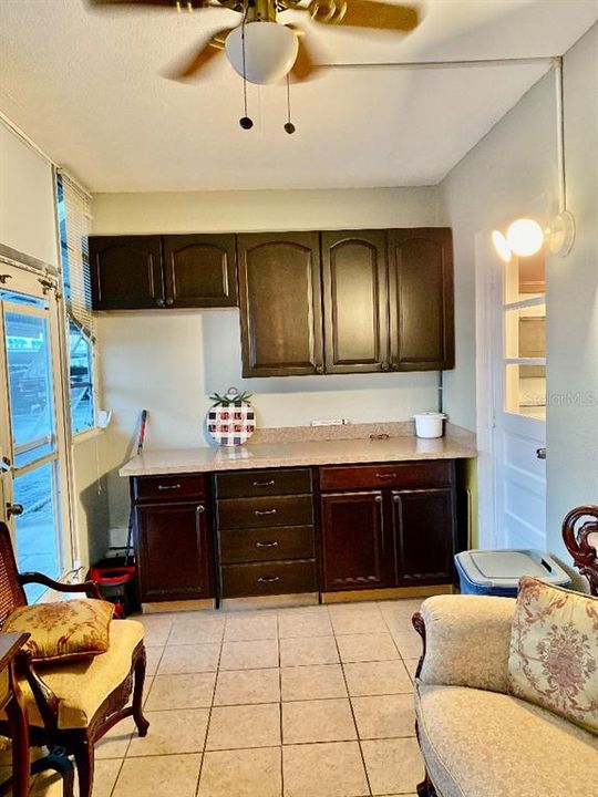 For Sale: $89,700 (1 beds, 1 baths, 585 Square Feet)