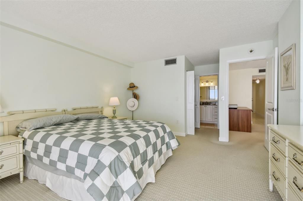 For Sale: $419,900 (2 beds, 2 baths, 1255 Square Feet)