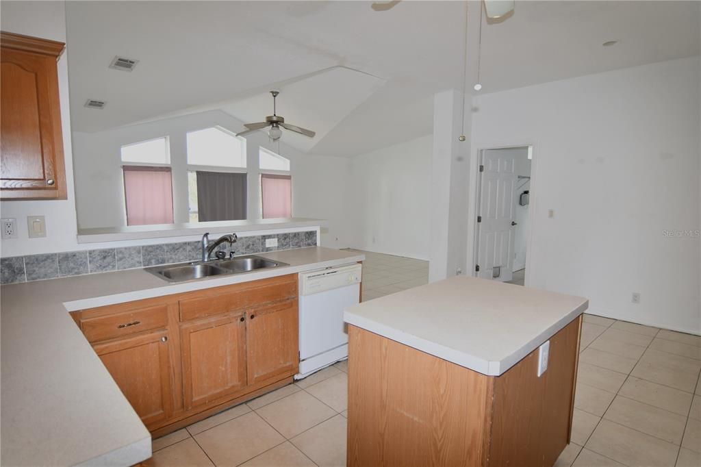 For Sale: $215,000 (3 beds, 2 baths, 2004 Square Feet)