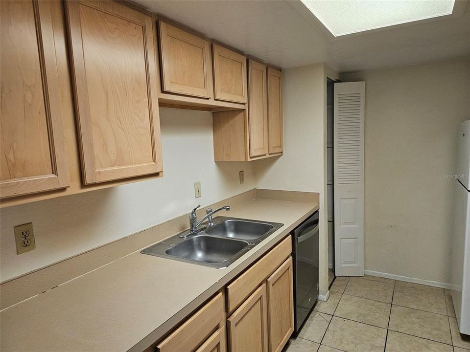 For Rent: $1,500 (2 beds, 1 baths, 864 Square Feet)