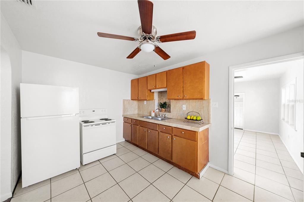 For Rent: $2,100 (3 beds, 1 baths, 966 Square Feet)