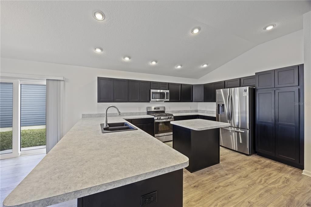 For Sale: $324,900 (2 beds, 2 baths, 1266 Square Feet)