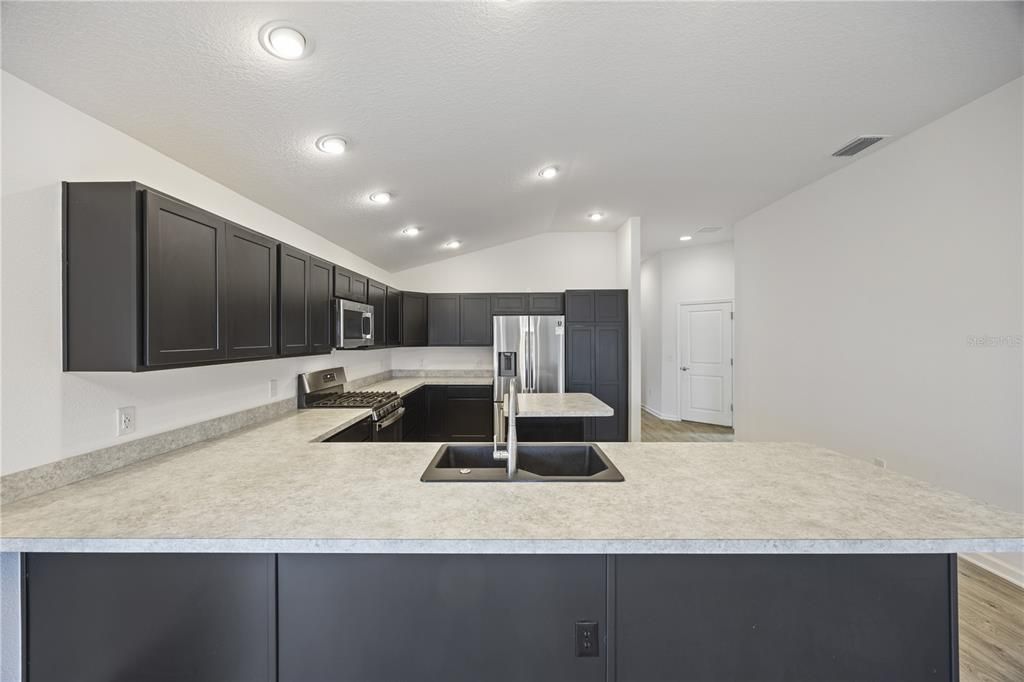 For Sale: $324,900 (2 beds, 2 baths, 1266 Square Feet)